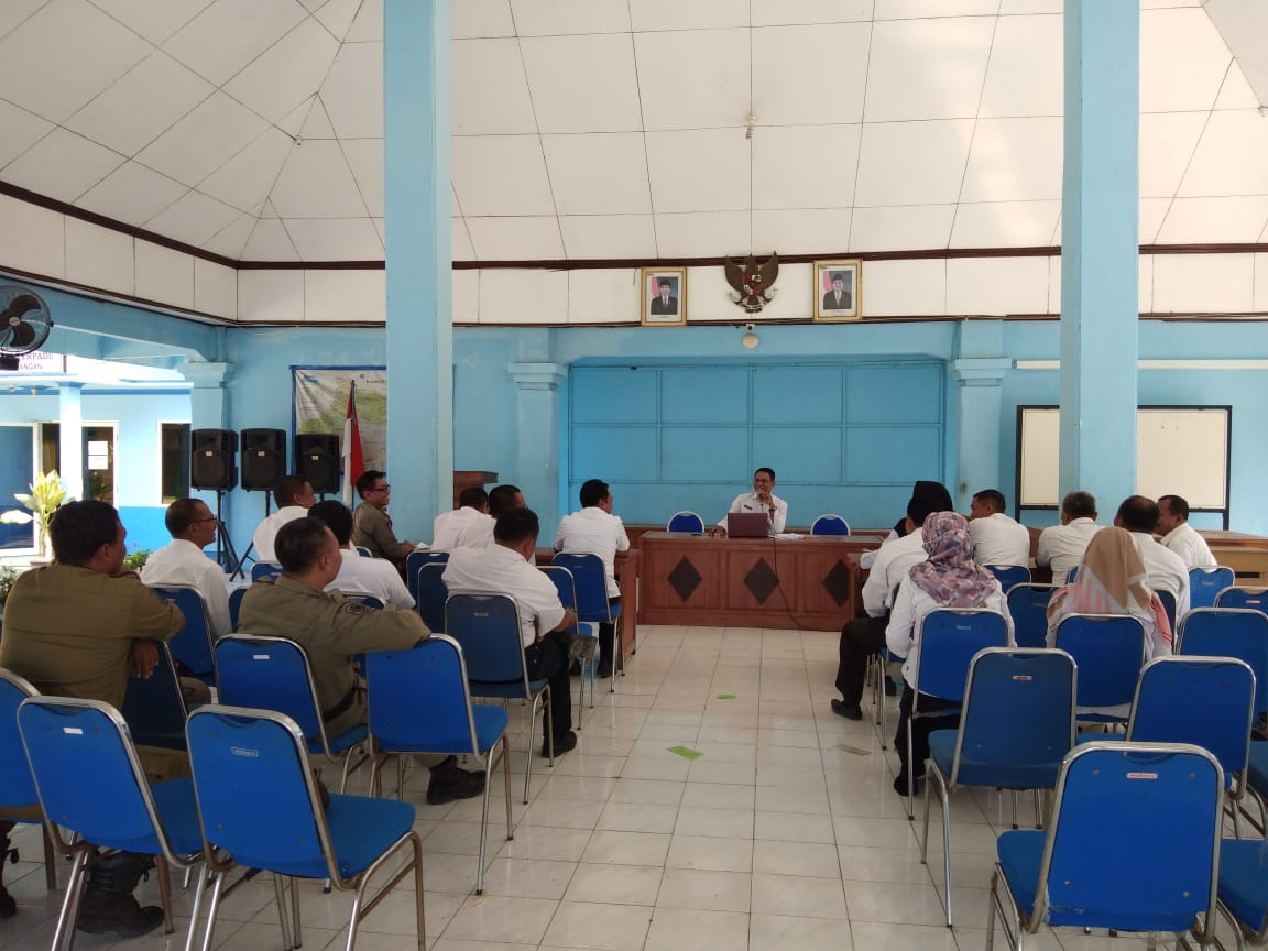Rapat staf Kantor Kecamatan Padangan