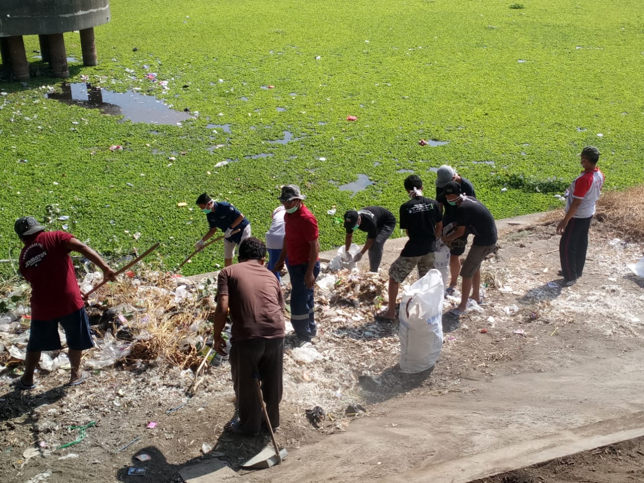 Resik Resik Kali Bengawan Solo
