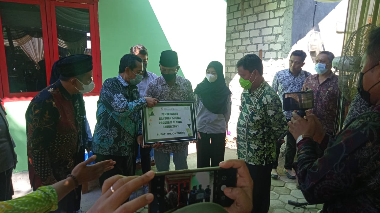 PENYERAHAN BANTUAN SOSIAL PROGRAM ALADIN TAHUN 2021