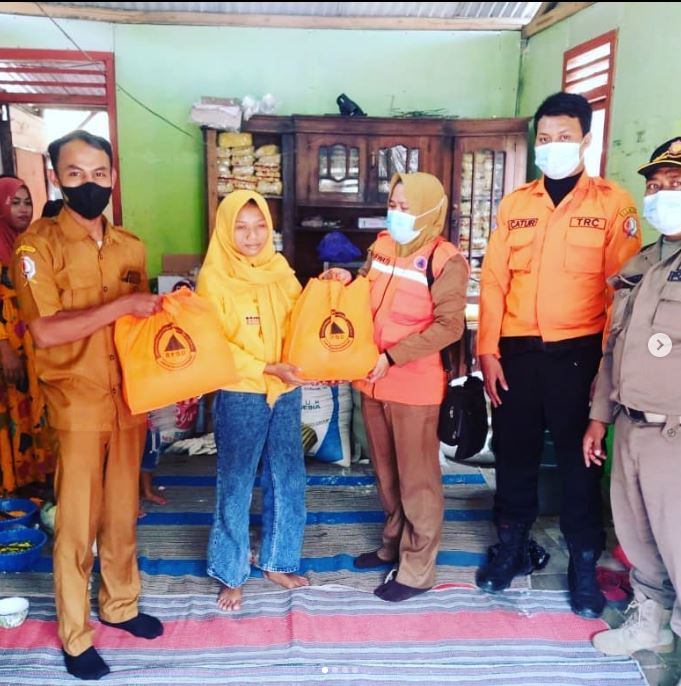 Penyerahan Bantuan Sembako bagi keluarga korban tenggelam